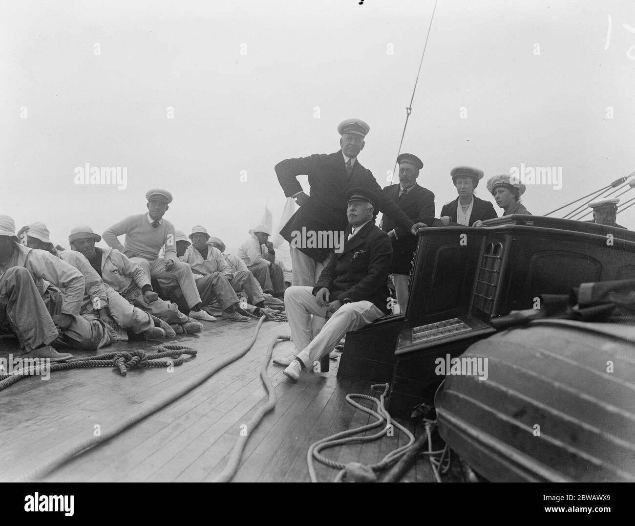 Le Roi en Yacht Race à Cowes , l'Île de Wight , la côte sud de la Grande-Bretagne le Roi , la princesse Mary , le marquis d'Hautpoul et le marquis de Soveral à bord du yacht royal Britannia 2 août 1921 Banque D'Images