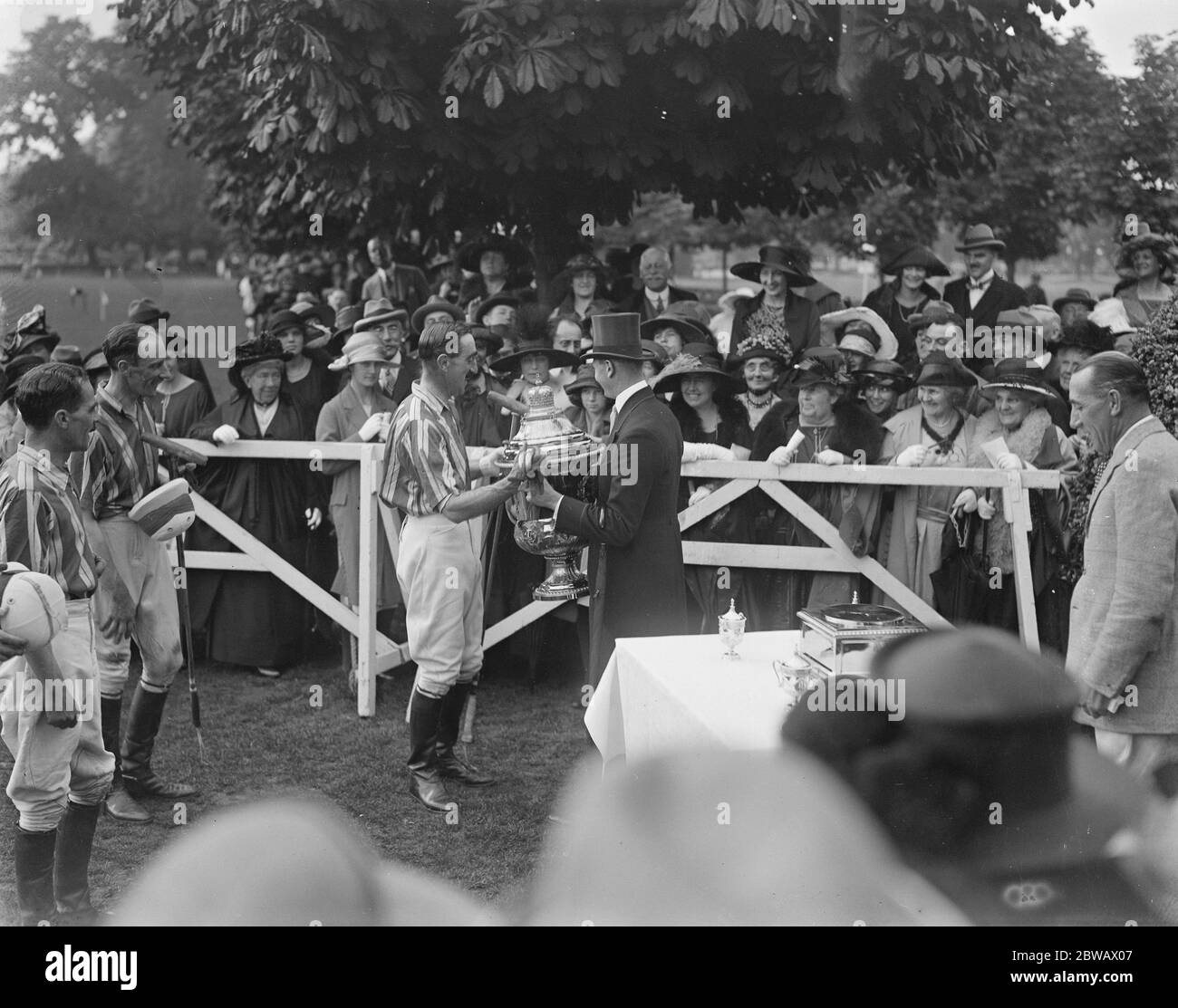 Polo au Ranelagh Polo Club , Londres les 17e lanceurs battit Cowdray à Polo à Ranelagh à Sturday dans la finale de la coupe Kings Coronation qui a été ensuite présentée par son Altesse Royale le Prince Henry 15 juillet 1922 Banque D'Images