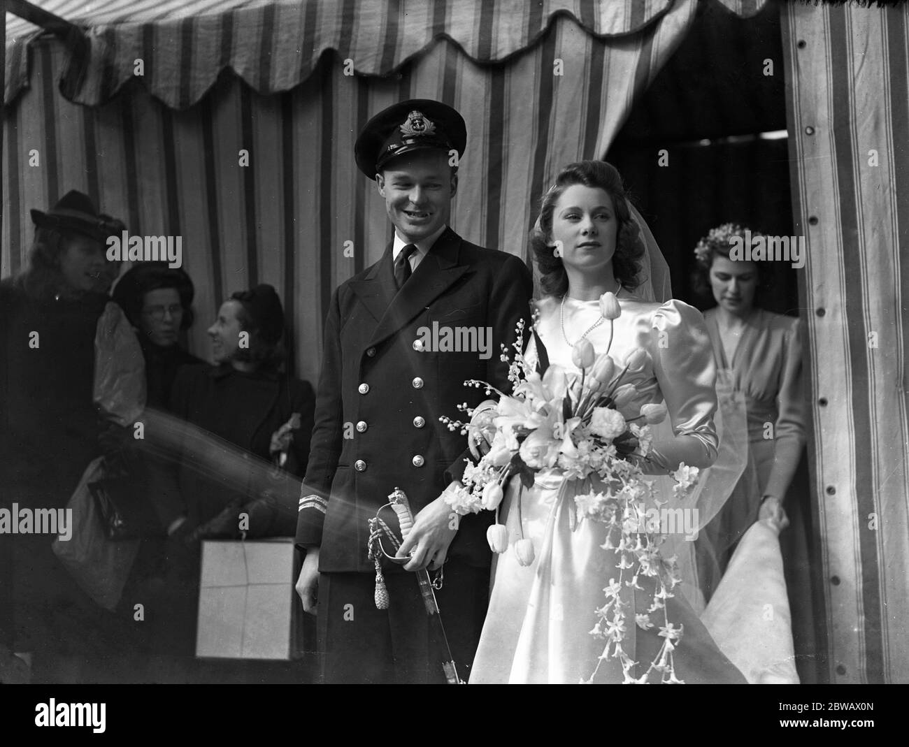 Le mariage du lieutenant D Shankland , RN , et de Miss A Akers Douglas à l'église St George , Hanover Square , Londres . 15 mars 1940 Banque D'Images Le mariage du lieutenant D Shankland , RN , et de Miss A Akers Douglas à l'église St George , Hanover Square , Londres . 15 mars 1940 Banque D'Images