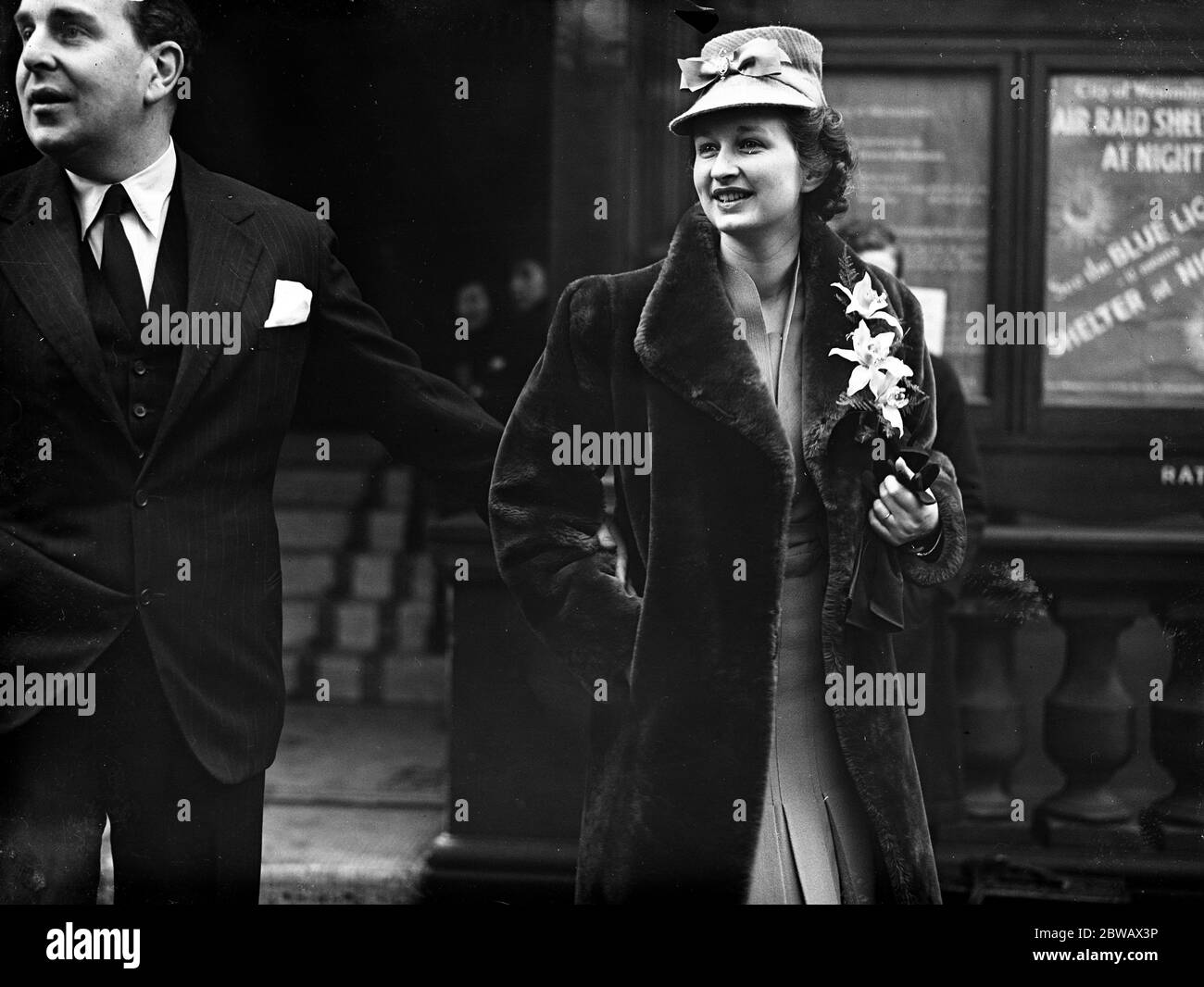 Mlle Joan Buckmaster quittant le bureau d'enregistrement de Caxton Hall après son mariage avec M. Robert Morley , l' acteur . 23 février 1940 Banque D'Images