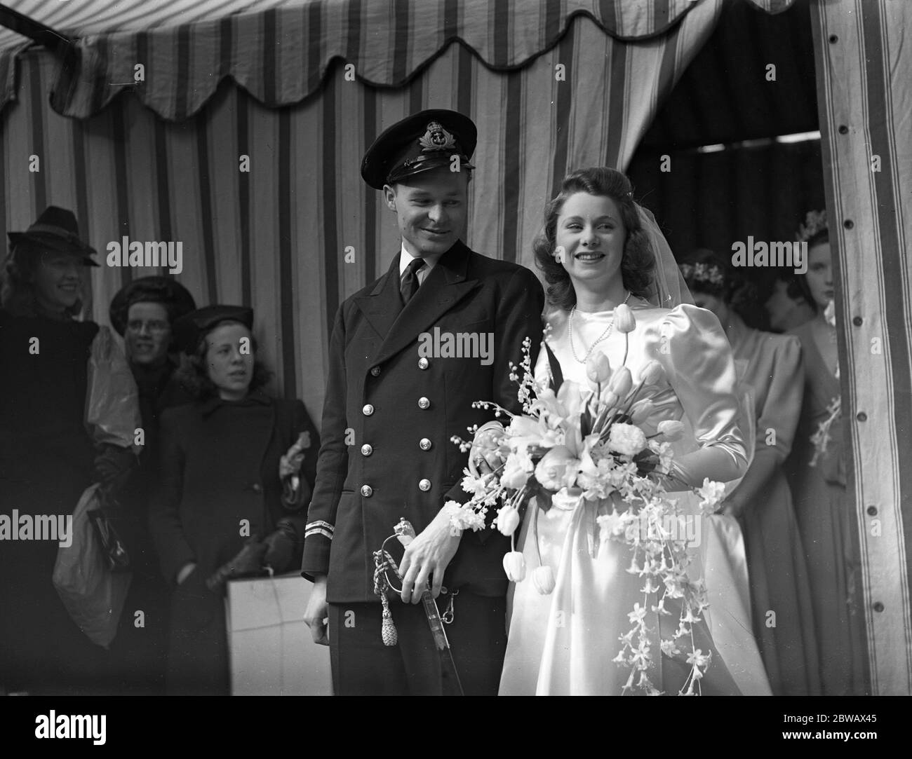 Mariage du lieutenant D Shankland , RN , et de Miss A Akers Douglas à l'église Saint-George , place Hanovre . 15 mars 1940 Banque D'Images
