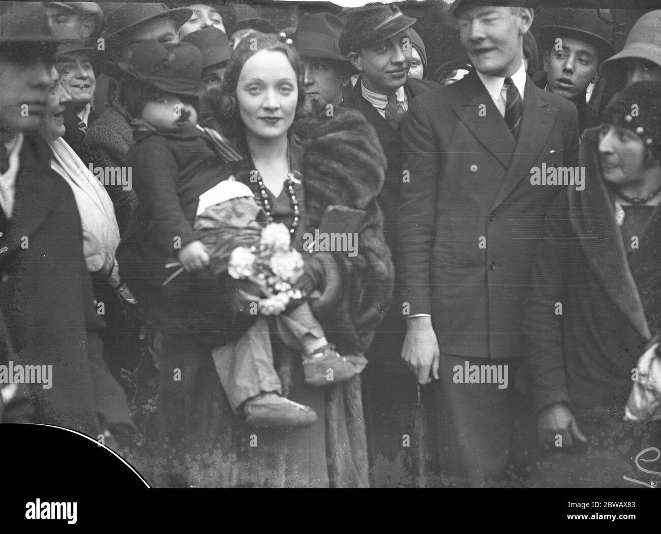 Mlle Marlene Dietrich , la star du cinéma , photographiée à son arrivée à Liverpool Street Station , Londres . 26 mars 1931 Banque D'Images