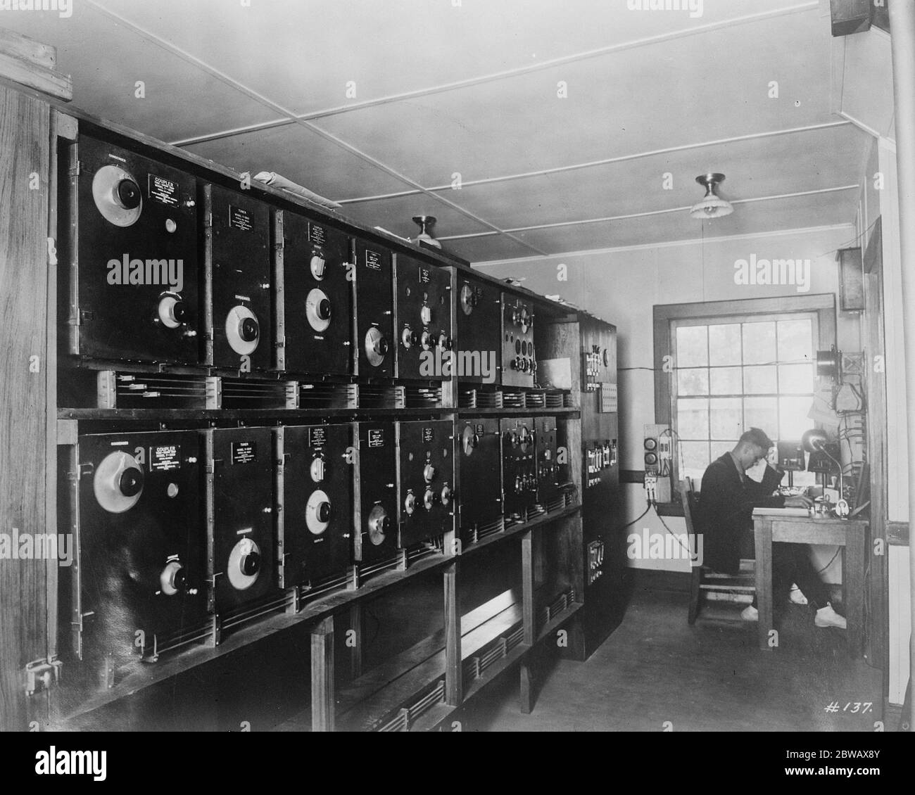 La plus grande station sans fil du monde a ouvert à Rocky point . Près de Port Jefferson New York amplificateur magnétique et transformateur rack 22 novembre 1921 Banque D'Images