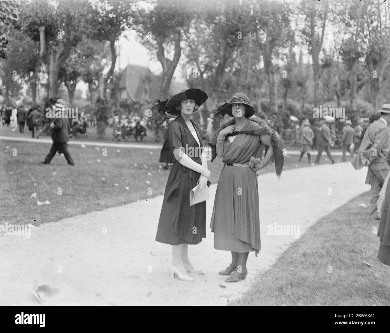 Aux courses de Deauville . Princesse de Bourbon et Mlle Paula Gelliband . 11 août 1921 Banque D'Images