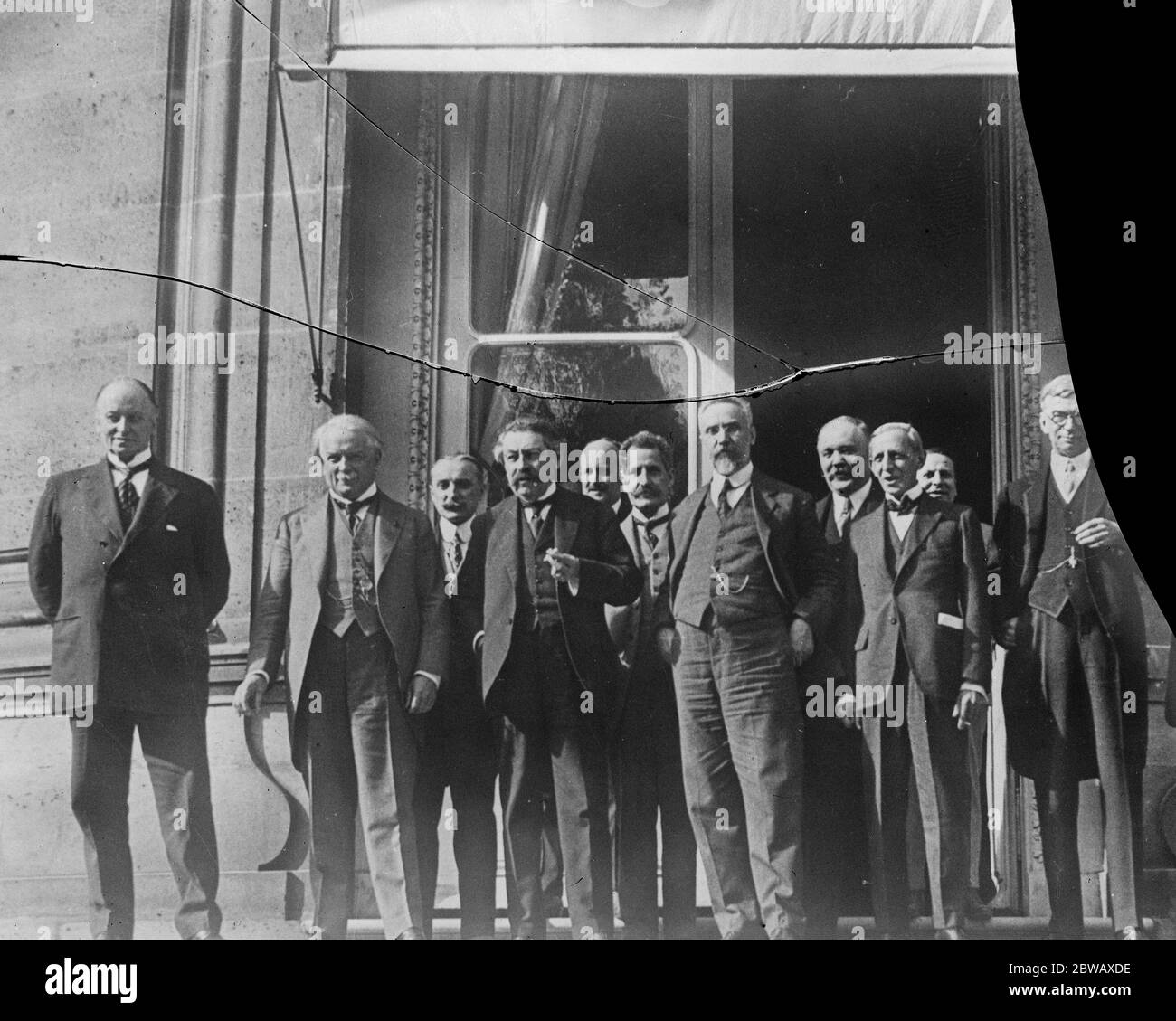 Le Conseil suprême à Paris . Lord Curzon , M. Lloyd George , M Briand ( Premier ministre français ) Signor Bonomi ( Premier ministre italien ) la Marchesse Della Torretta ( Ministre italien en Angleterre ) M Loncheur ( délégué français ) Et d'autres représentants photographiés à la séance d'ouverture du Conseil suprême à Paris . 9 août 1921 Banque D'Images