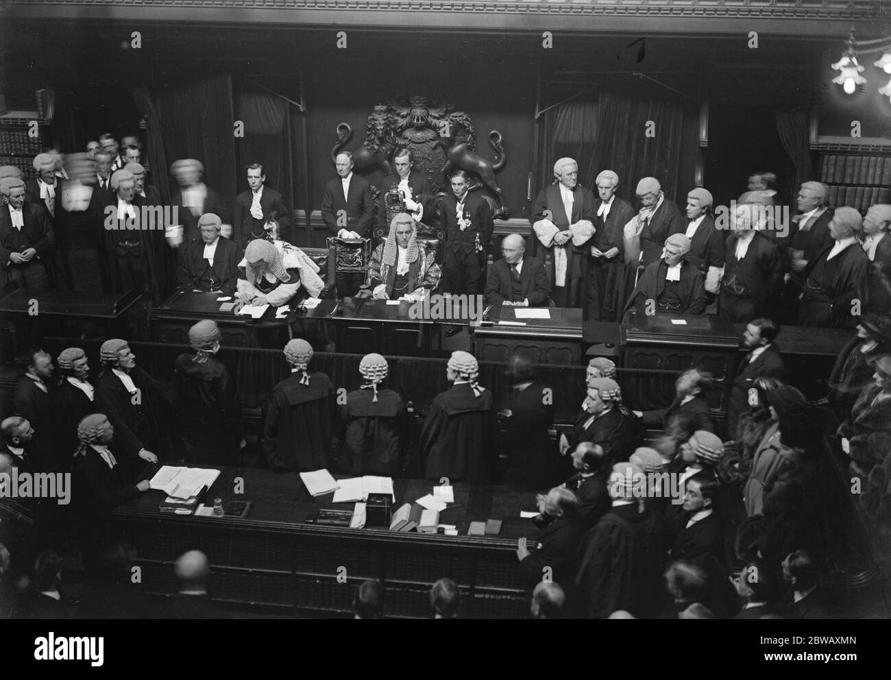 Le nouveau Seigneur en chef de la Justice signant le Roll , Lord Birkenhead le Lord Chancelier , est l'autre figure . 8 mars 1922 Banque D'Images