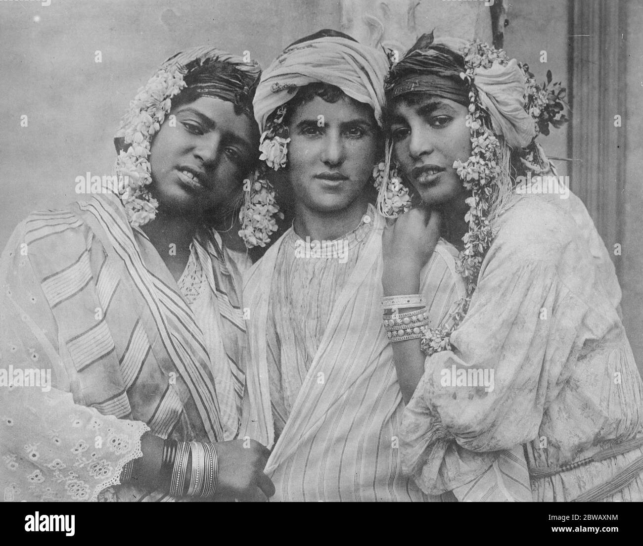 Les plus beaux Arabes d'Algérie Hamid, le garçon âne bien connu, avec ses deux jolies sœurs . La famille a été jugée la plus belle en Algérie par un comité d'artistes et de sculpteurs français 15 janvier 1923 Banque D'Images