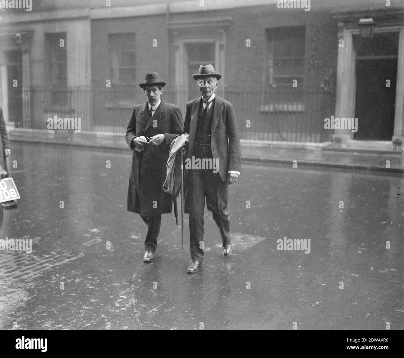 La défaite du gouvernement . Un Conseil du Cabinet où tous les ministres disponibles étaient présents s'est réuni pour examiner la défaite du gouvernement hier soir. M. Fisher et le comte de Crawford quittant . 17 mai 1922 Banque D'Images