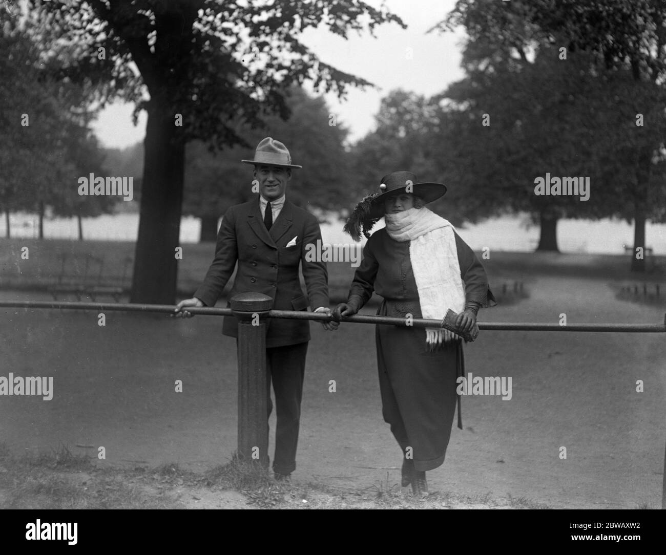 Mme Peletier et son mari à Rotten Row , Hyde Park , Londres . Elle est une femme anglaise qui a trouvé la renommée dans le cinéma français . 1921 Banque D'Images