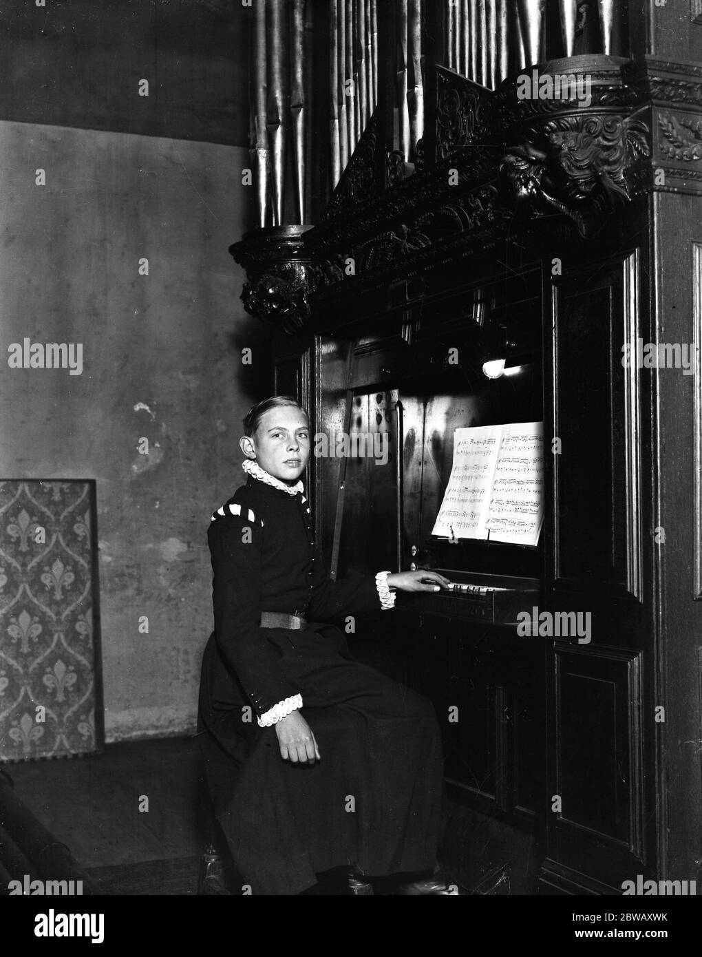 Maître Edward Handel , 14 ans , descendant direct du célèbre compositeur , assis à l'orgue de l'église Saint-Laurent , Edgware , joué par son ancêtre célèbre quand organiste là de 1718 à 1721 . Il est vêtu du costume des Boy Players du Lord Mayor dont il est membre . 15 septembre 1931 Banque D'Images
