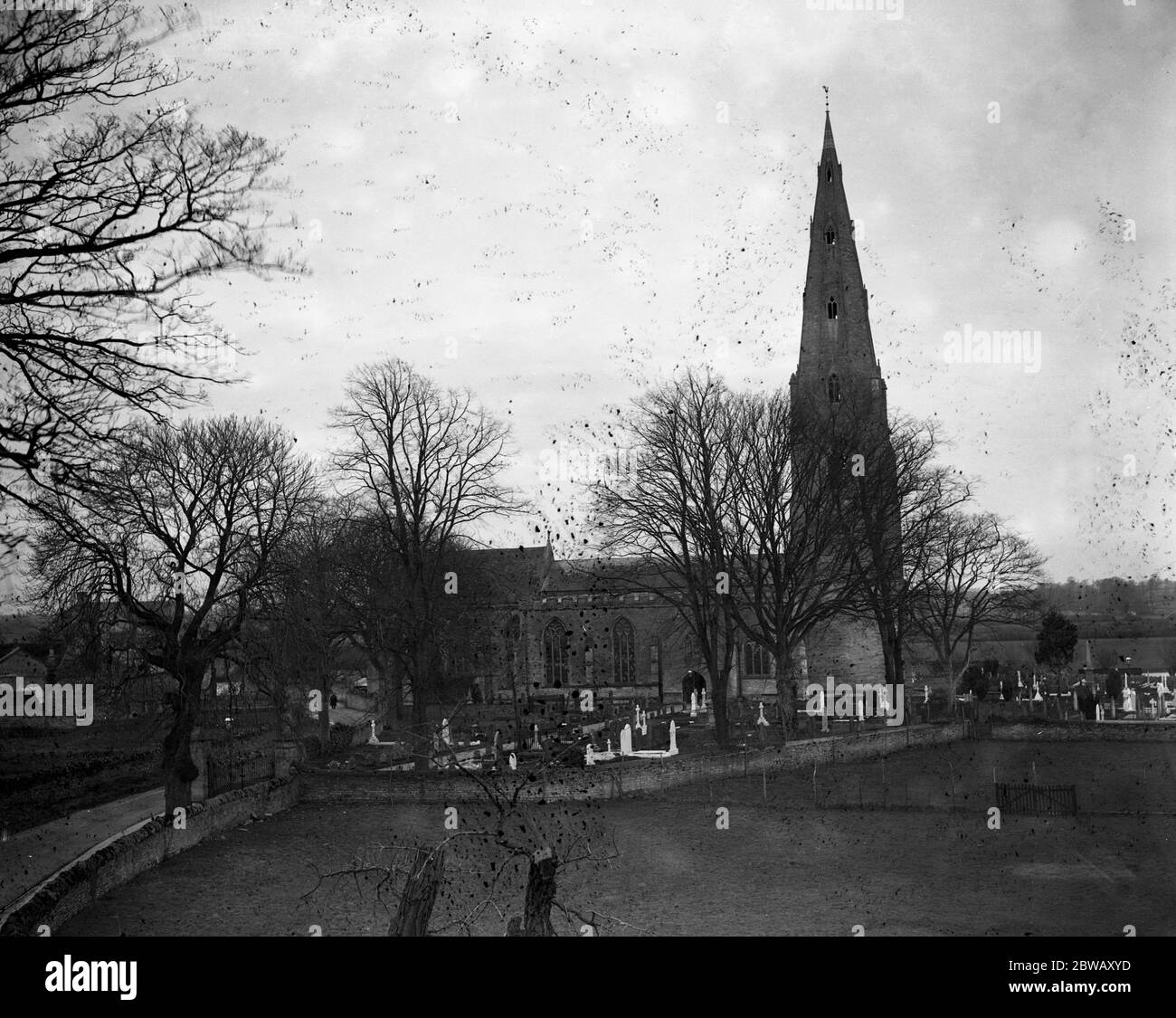 L'église paroissiale de Saint Pierre et Saint Paul, âgée de 600 ans, à Olney , Buckinghamshire . 16 février 1926 Banque D'Images