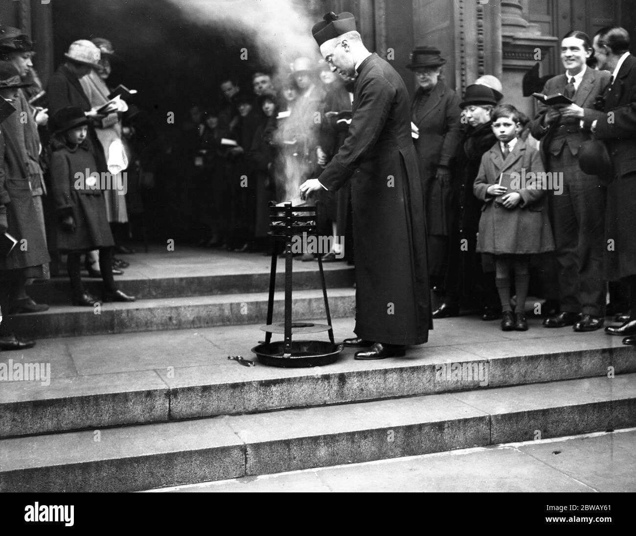 Une coutume de Pâques à la cathédrale de Westminster . Éclairage du feu Saint . 10 avril 1925 Banque D'Images