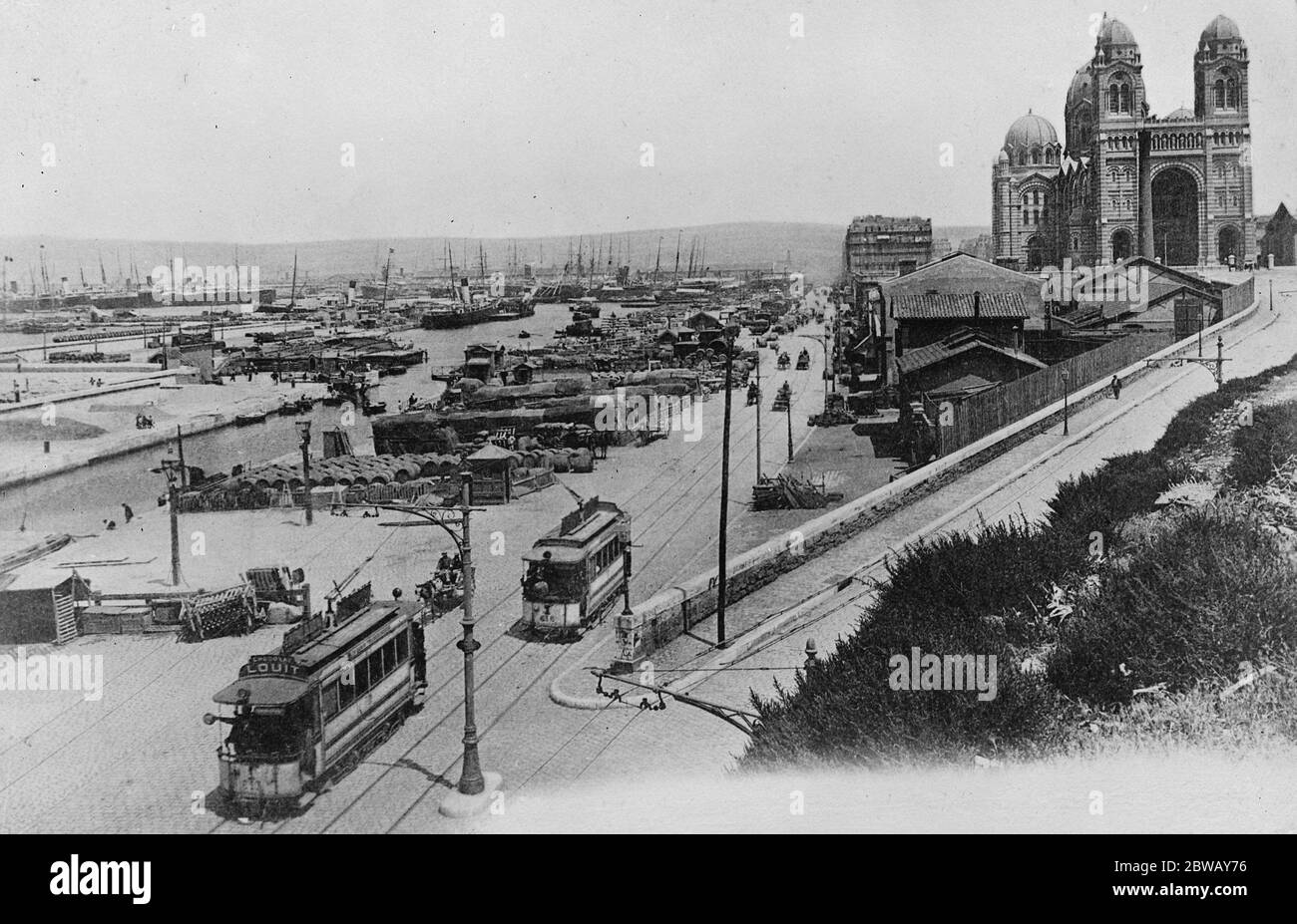 Marseille . Le quai de la Joliette , montrant la cathédrale . 30 avril 1920 Banque D'Images