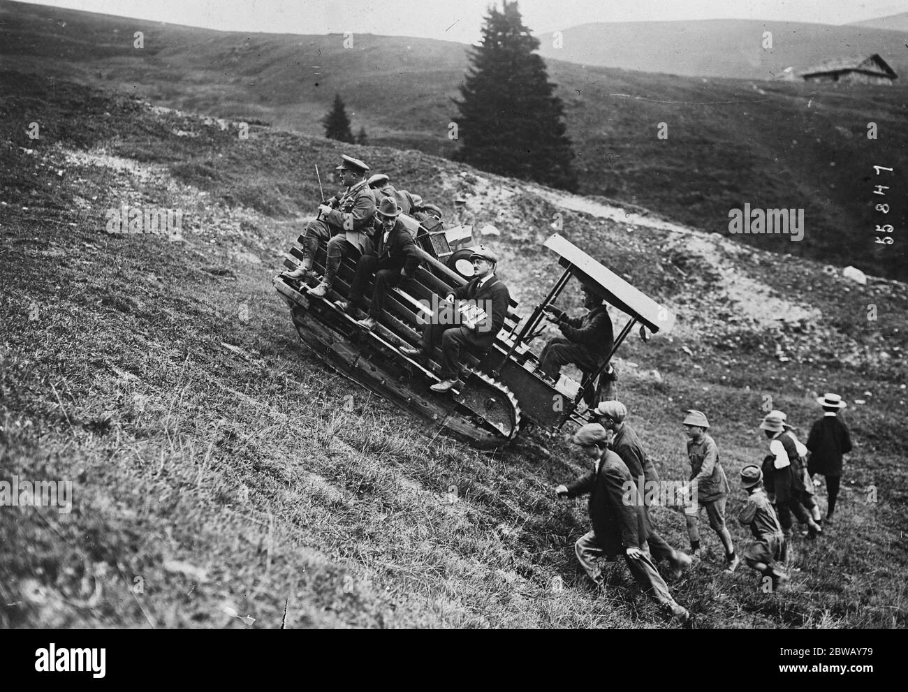 Trois chars de transport de passagers ont monté et descendu une montagne de 6,000 pieds à Megève ( Haunte Savoie ) . Un des chars montant le Mont d'Arbois . 11 septembre 1919 Banque D'Images