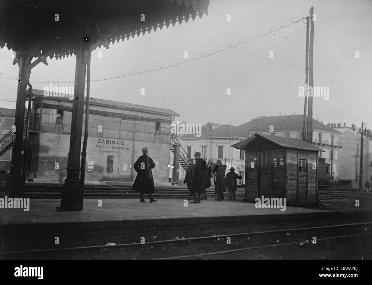 Les problèmes de travail de l'Italie gare centrale Milan gardée par des troupes février 1920 Banque D'Images