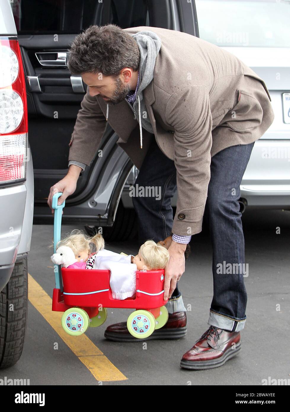 Ben Affleck emmène ses filles Violet et Seraphina au marché agricole, Pacific Palisades, Californie, 27 janvier 2013 Banque D'Images