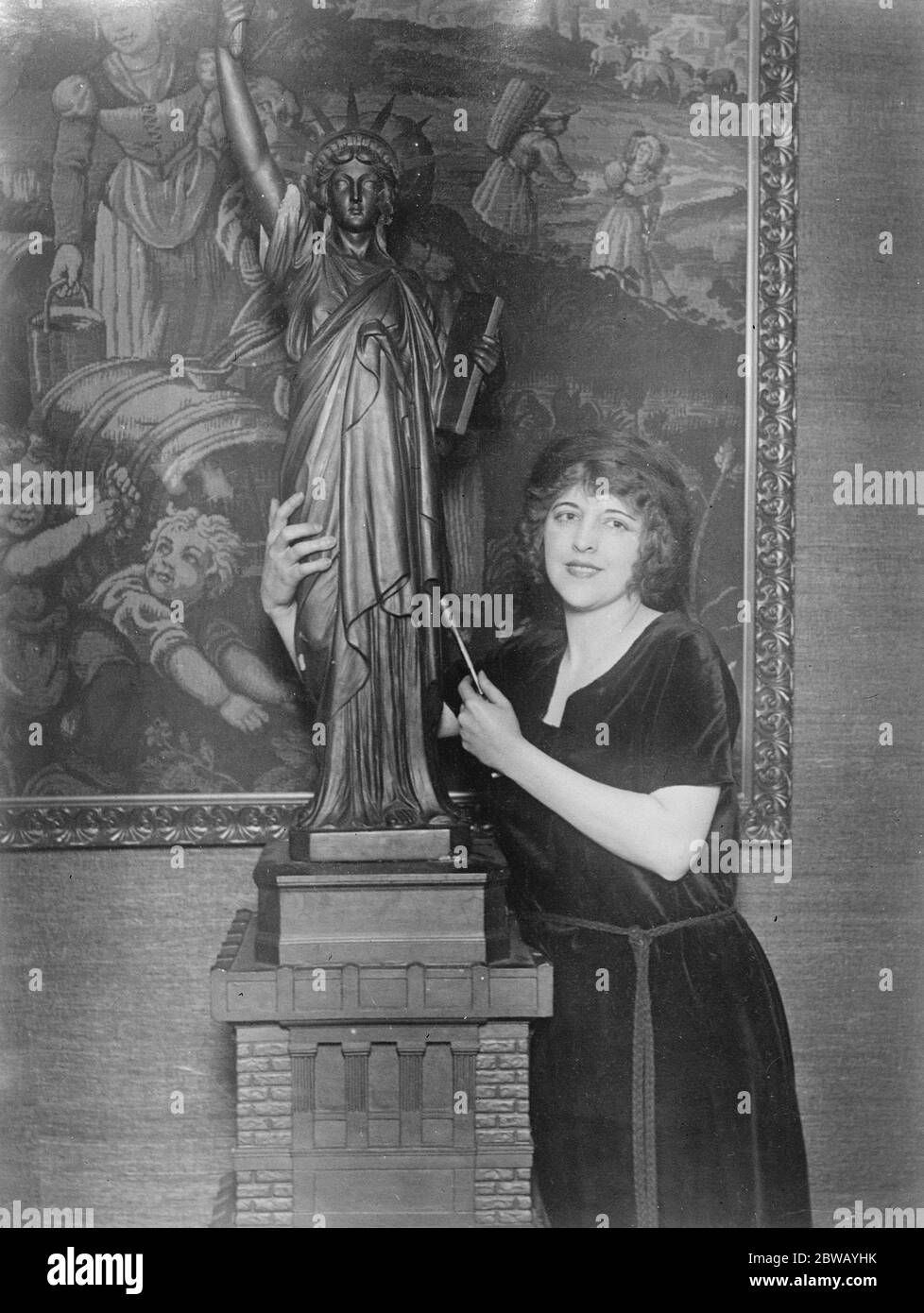 La plus belle fille dans l' Ouest d'Or , un sculptrin de grande capacité . Mlle Beryl Halley ( 19 ) qui vient de rentrer de Californie à New York , où elle a été sur les films . En plus d'être déclarée la belle fille dans l' Ouest d'Or , elle est sculptreuse de pas petite capacité . Elle est vue avec son dernier modèle de la Déesse de la liberté . 23 décembre 1922 Banque D'Images