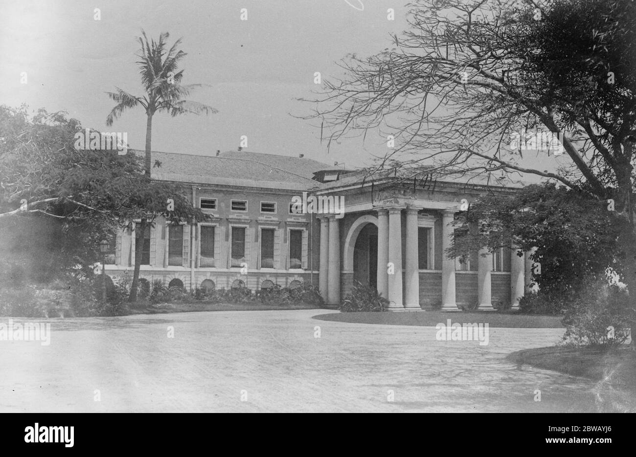 Émeutes graves à Bombay . Plusieurs personnes ont été tuées et blessées dans les perturbations indigènes à Bombay . Le Club européen Bycullah , Bombay , dans lequel la foule a éclaté . 19 novembre 1921 Banque D'Images