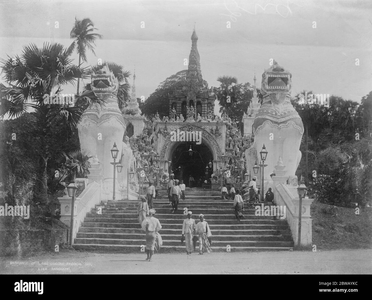 L'entrée de la célèbre Pagode Shwe Dagone à Rangoon, Birmanie, le 31 décembre 1921 Banque D'Images