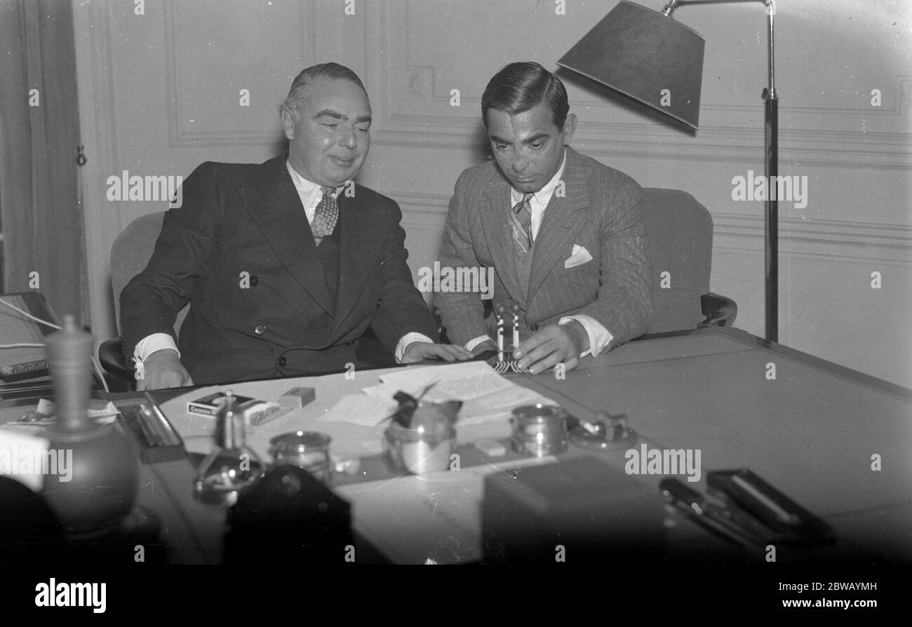 Le cinéaste américain , Eddie Cantor et M. Hore Belisha , discutant des problèmes de circulation lors de la visite des stars au ministère des Transports . 7 janvier 1935 Banque D'Images