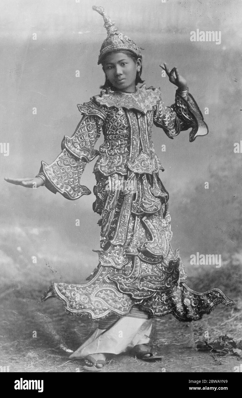 Fille dansante typique de Birmanie 31 décembre 1921 Banque D'Images