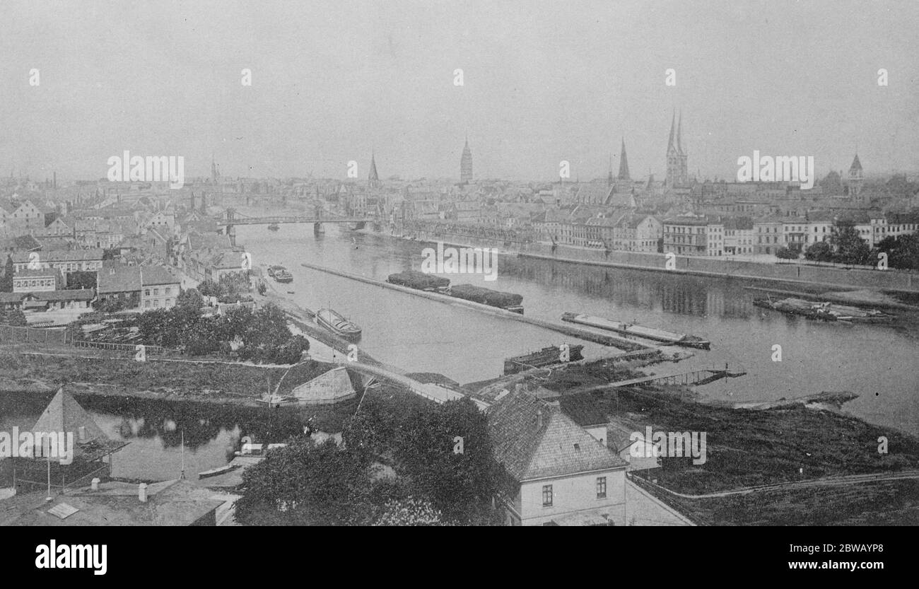 Les navires de guerre alliés peuvent s'ancrer dans les ports allemands si les termes alliés ne sont pas acceptés et que l'occupation de la Ruhr ne met pas les Allemands à leurs sens , nos navires de guerre peuvent s'ancrer à Hambourg , à Lubeck , Les ports de Stettin et de Brême et leurs équipages patrouillent les quais pour faire respecter les douanes . Ici, des bateaux de cargaison peuvent être vus sur le bas trave , Lubeck 4 avril 1921 Banque D'Images