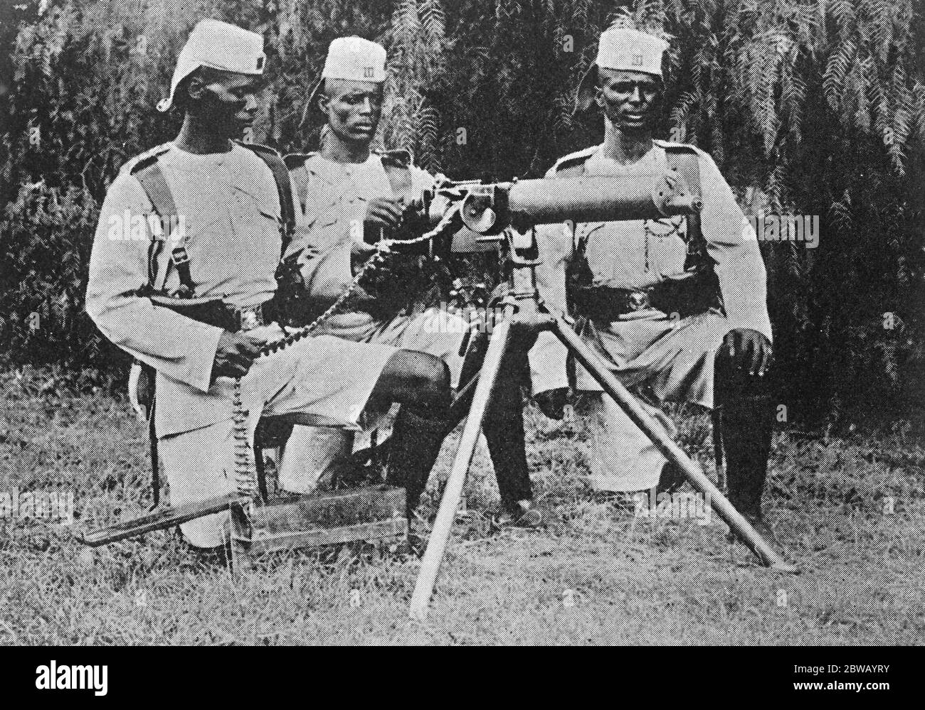 Kenya Colony UNE équipe de maxime canon des King's Africains Rifles Mars 1922 Banque D'Images