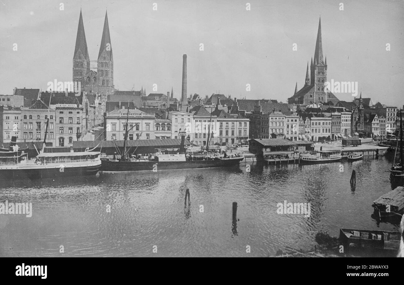 Les navires de guerre alliés peuvent s'ancrer dans les ports allemands si les termes alliés ne sont pas acceptés et que l'occupation de la Ruhr ne met pas les Allemands à leurs sens , nos navires de guerre peuvent s'ancrer à Hambourg , à Lubeck , Les ports de Stettin et de Brême et leurs équipages patrouillent les quais pour faire respecter les douanes . Ici, des bateaux de cargaison peuvent être vus sur le bas trave , Lubeck 4 avril 1921 Banque D'Images