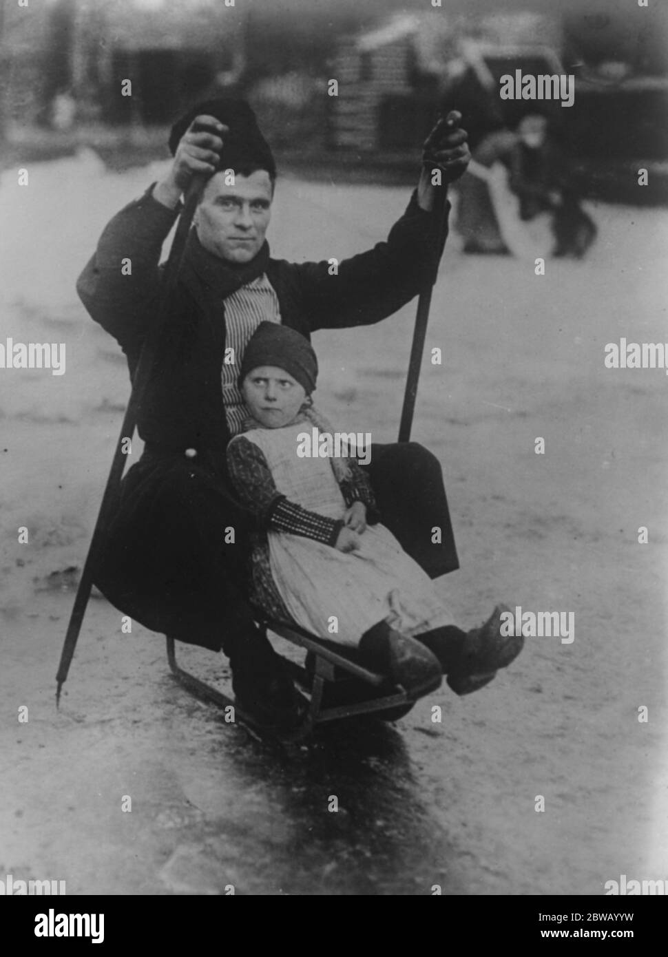 Jeune Hollande va à l'église sur glace UN jeune hollandais qui va à l'église sur un canal gelé 27 décembre 1920 Banque D'Images