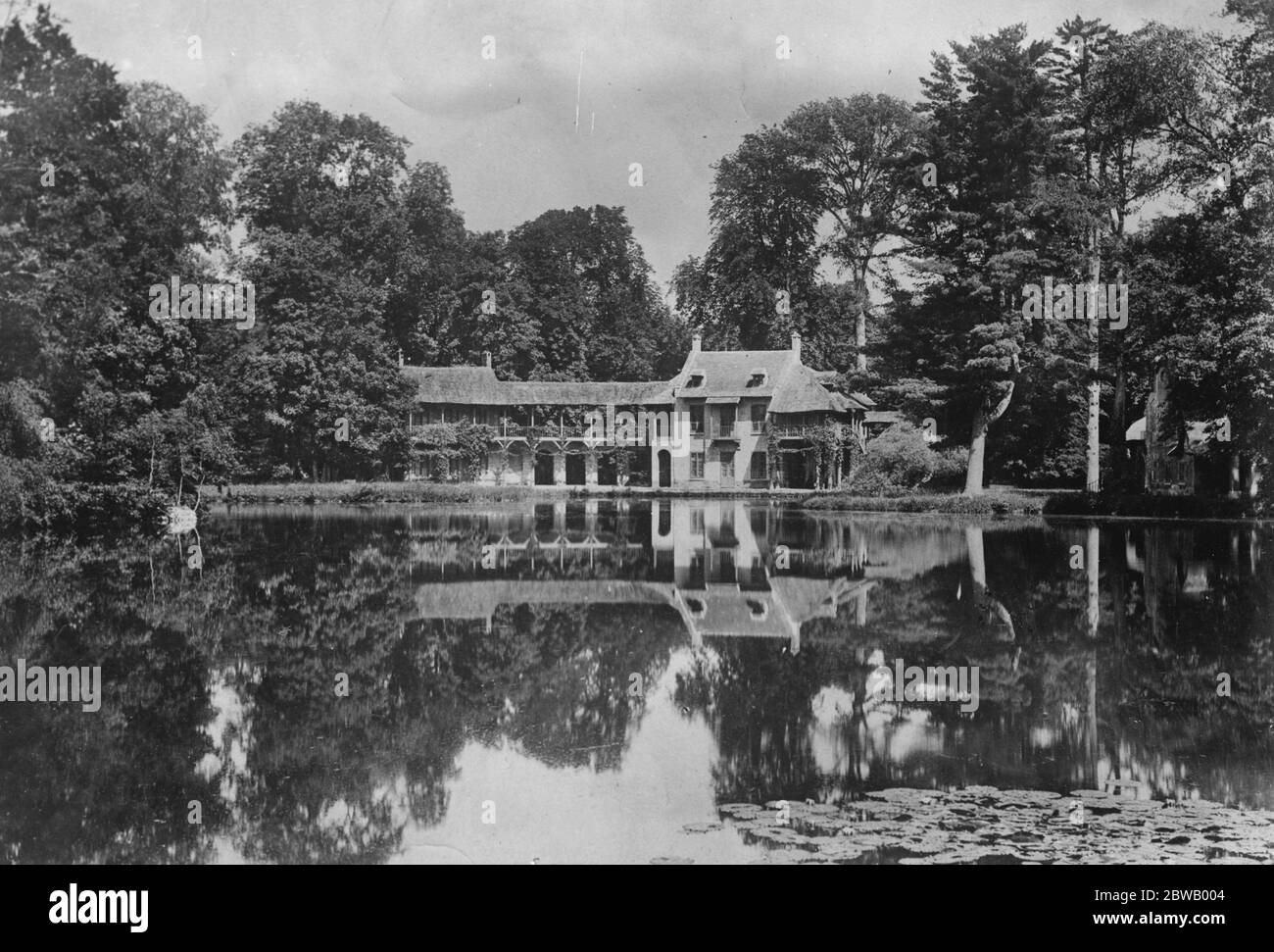 Plus de 200000 £ ont dû mettre à Versailles en réparation le lac et la ferme de Marie-Antoinette dans le petit Trianon , Versailles 18 décembre 1922 Banque D'Images