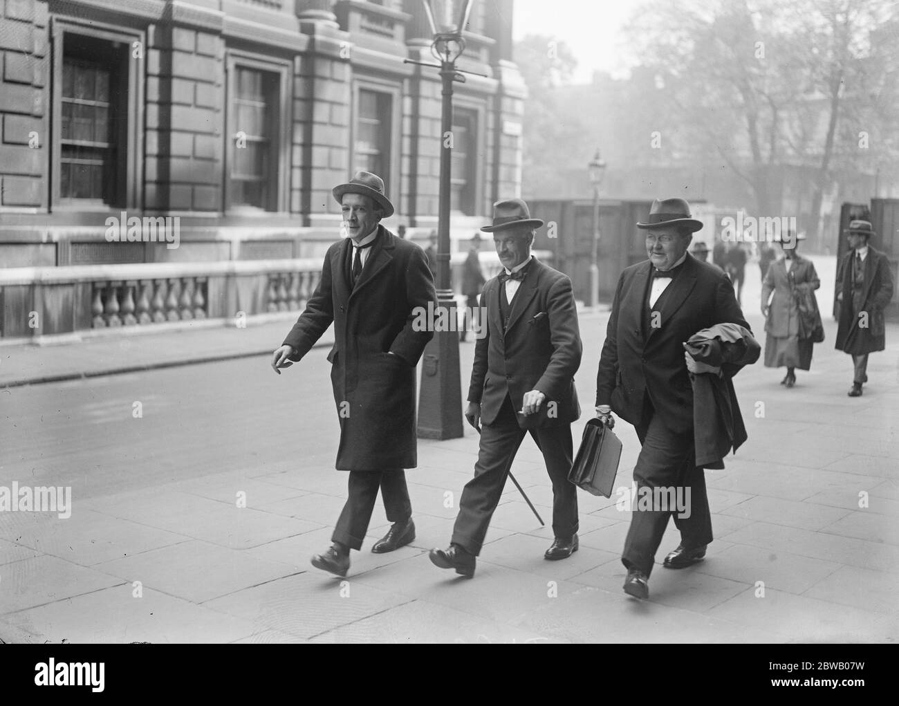 Crise du traité irlandais les délégués représentant le gouvernement provincial irlandais sont arrivés vendredi matin à Downing Street pour la Conférence du traité irlandais, le gouvernement étant de gauche à droite, M. Kevin O ' Higgins , M. Duggan , et M. Hugh Kennedy 26 mai 1922 Banque D'Images