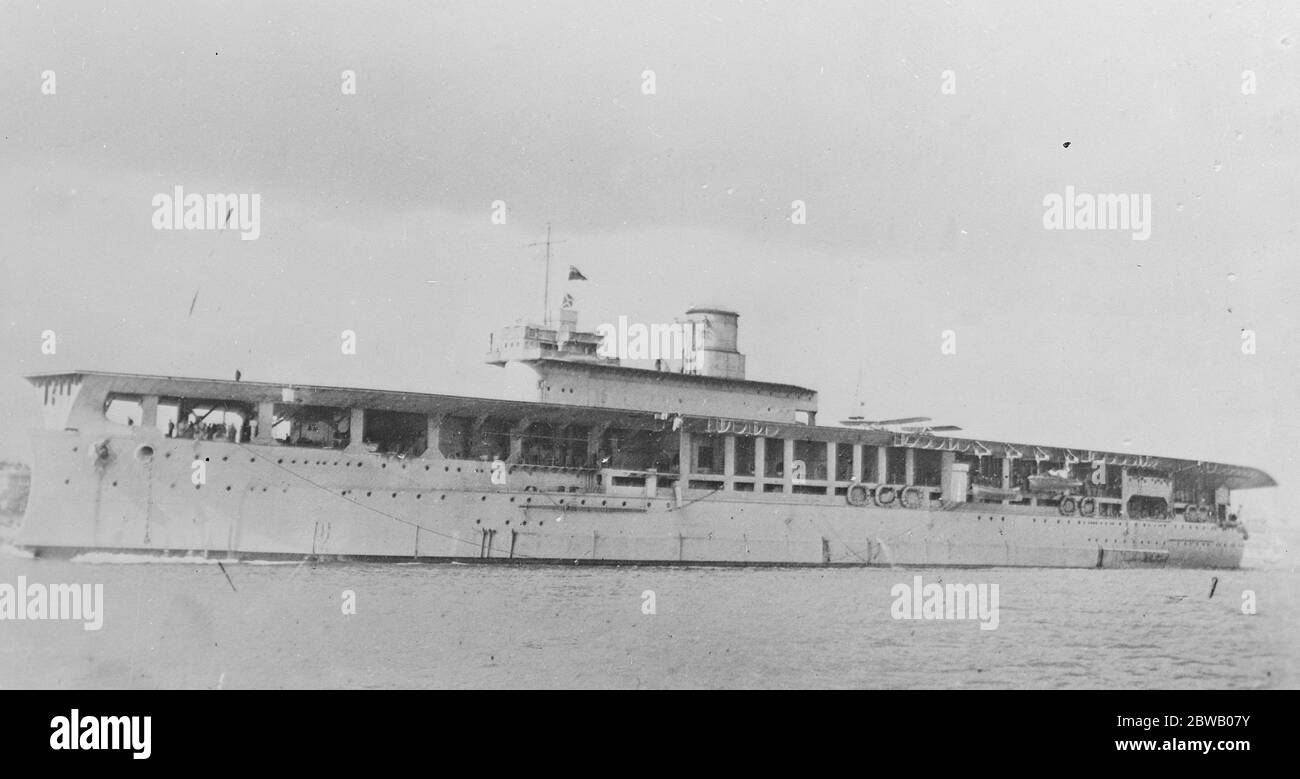 Le plus grand transporteur d'hydravions en existence la caractéristique inhabituelle du remarquable Nouveau navire britannique deux nouveaux transporteurs d'avions de marine le HMS Hermes et le HMS Eagle sont bientôt mis en examen . La caractéristique inhabituelle de ces vaisseaux est que les entonnoirs de mât et la superstructure ne sont pas au centre , mais du côté tribord de l'amidship , laissant ainsi amplement voler et l'espace de vol d'alighting . HMS Eagle est le plus gros transporteur en existence le 28 décembre 1922, avec une charge totale de 26,200 tonnes Banque D'Images