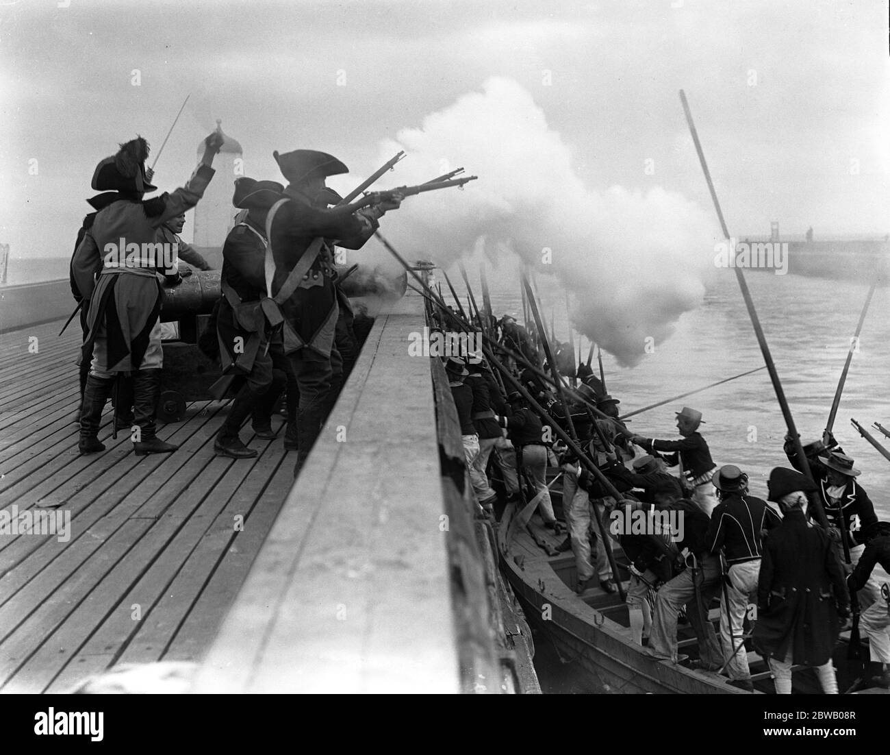 Re - tournage du film de Nelson qui a été détruit par le feu . Tournage d'une scène d'action sur le front de mer à Littlehampton , Sussex . Cimage du Mole . 16 juillet 1918 Banque D'Images