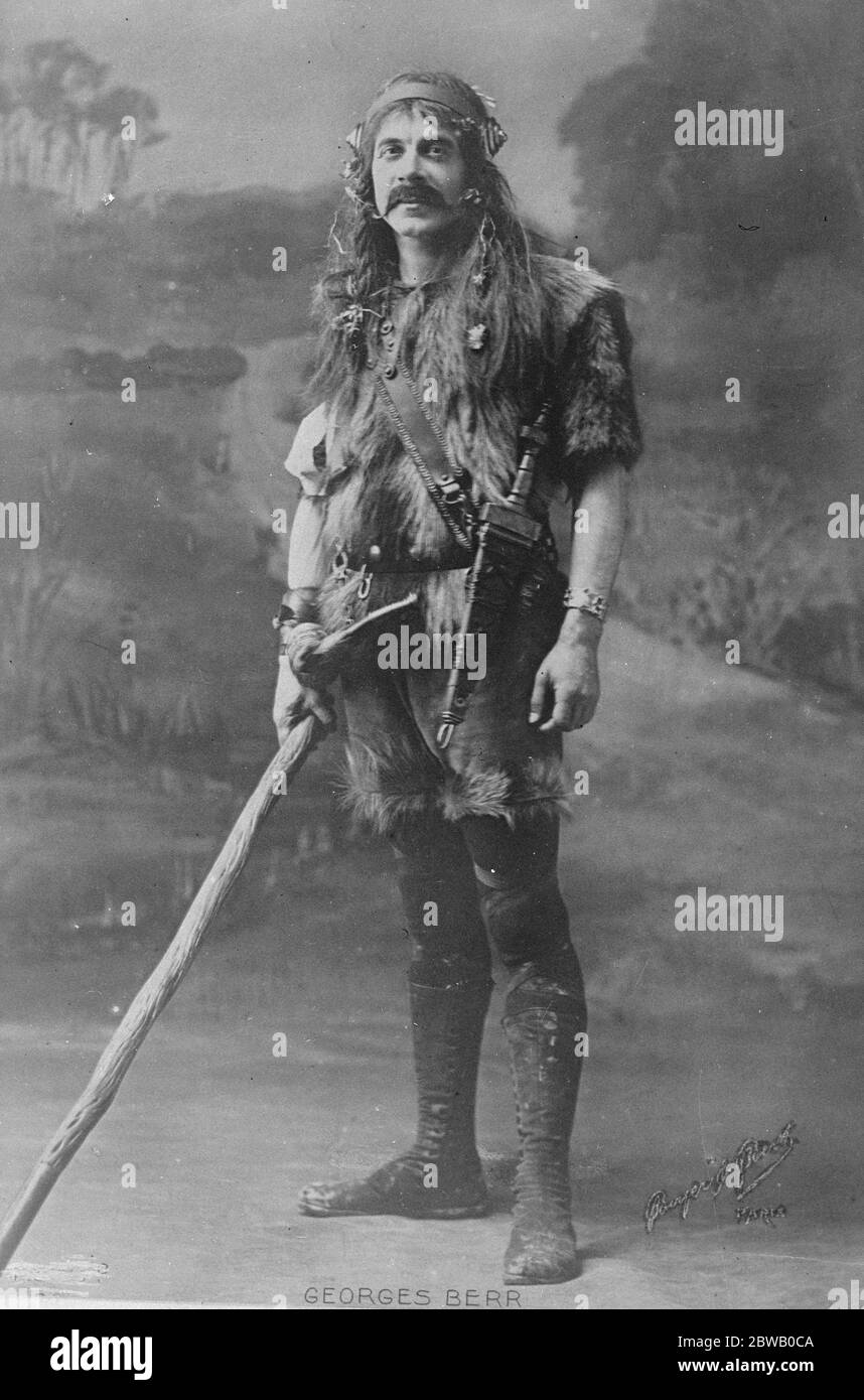 Retraite après 36 ans dans la Comédie française M Georges Berr un membre célèbre de la Comédie française qui prend sa retraite après 36 ans de travail . Il est ici vu comme le bon roi Dagobert 3 janvier 1923 Banque D'Images