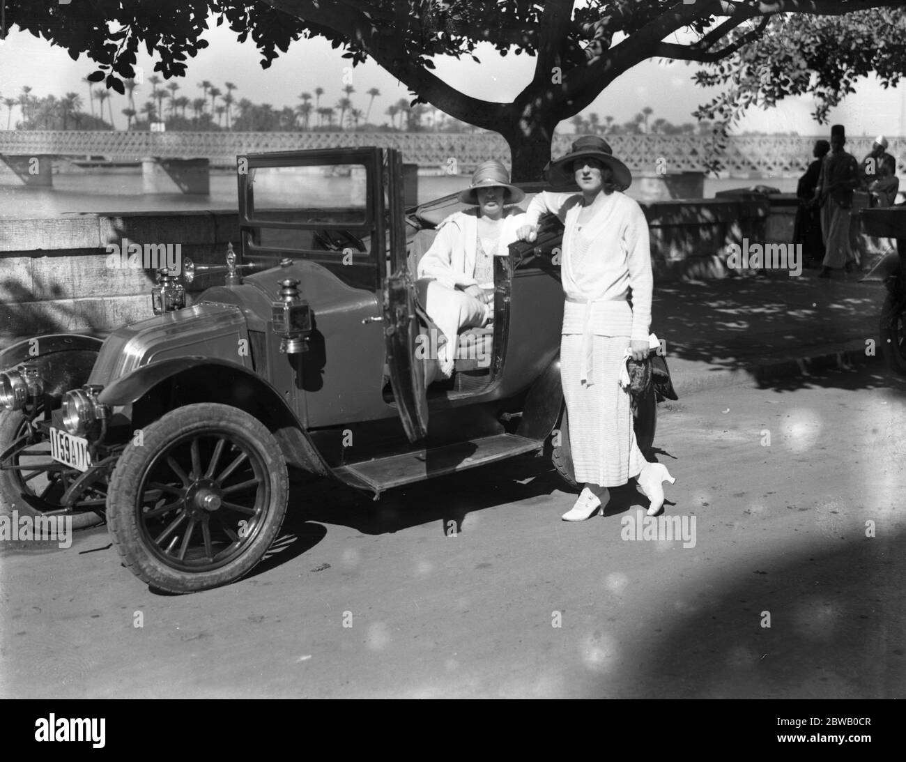 Au Caire , Egypte ; Mme Mark Patrick (épouse du secrétaire de la résidence) et Mme Archie James 21 mars 1923 Banque D'Images