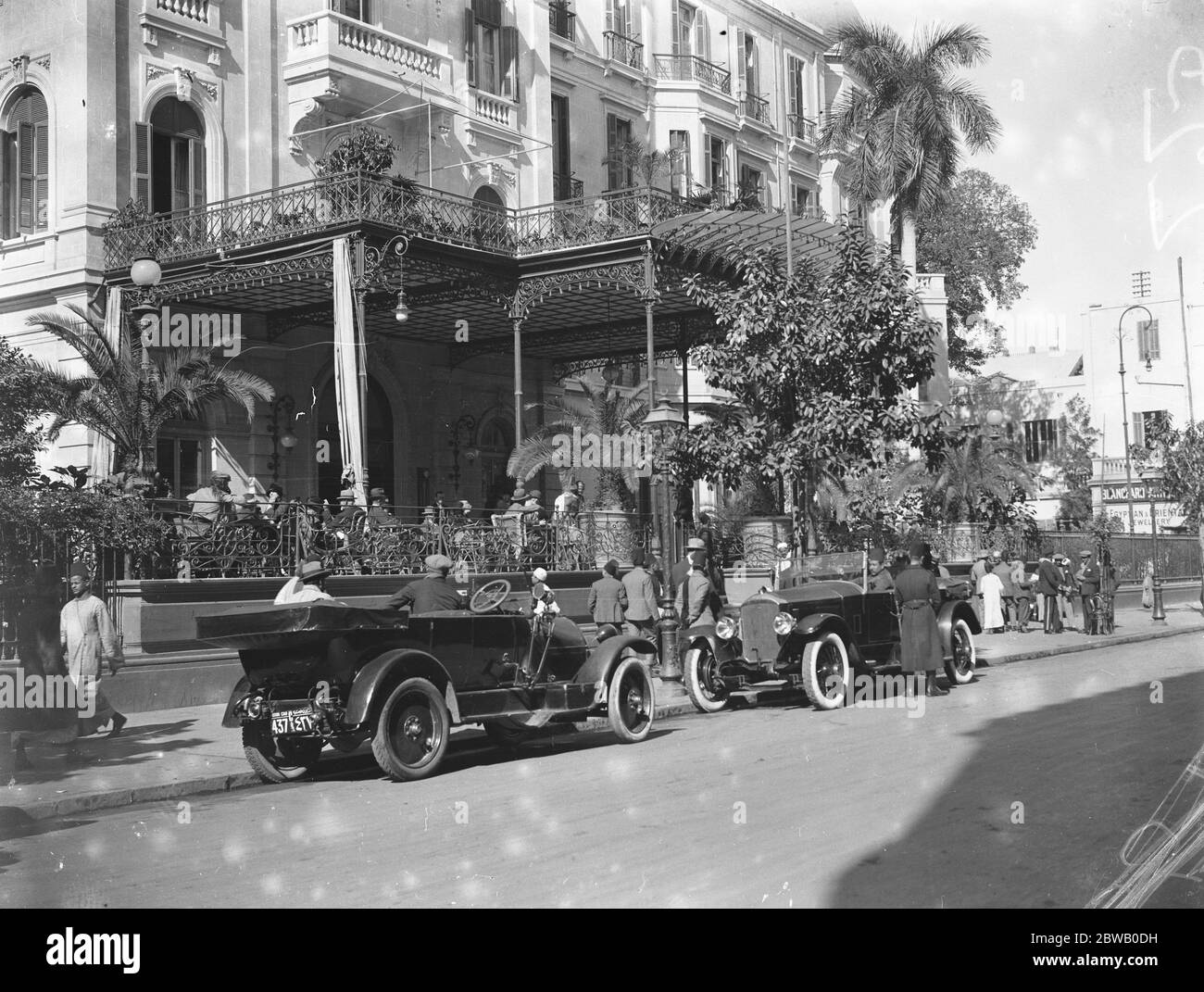 La saison du Caire ; le célèbre hôtel de Shepheard montrant la terrasse . Février 1925 Banque D'Images