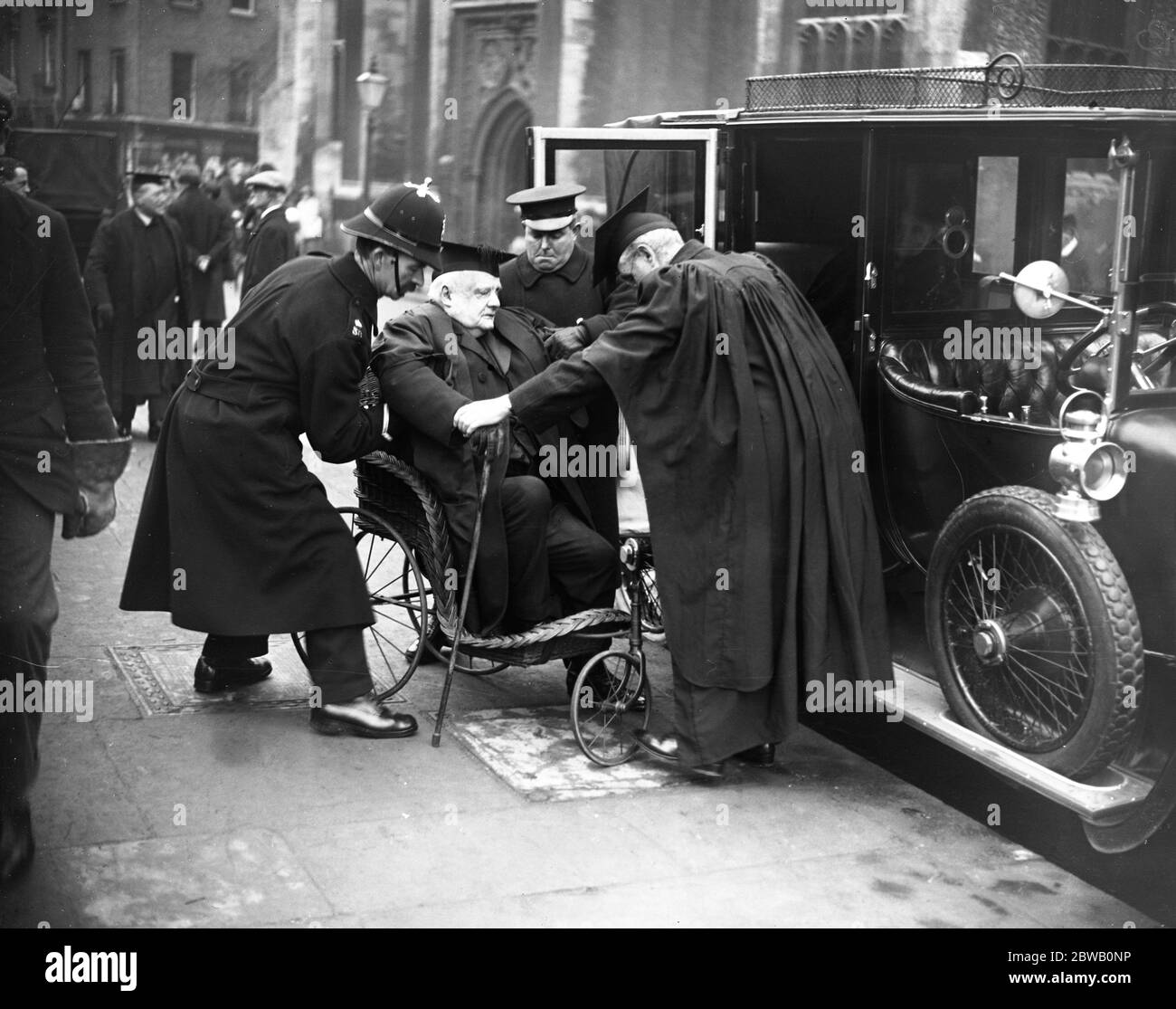 Cambridge vote contre l'entrée des femmes dans la composition à part entière de l'Université . Canon Pemberton départ . 1920 Banque D'Images