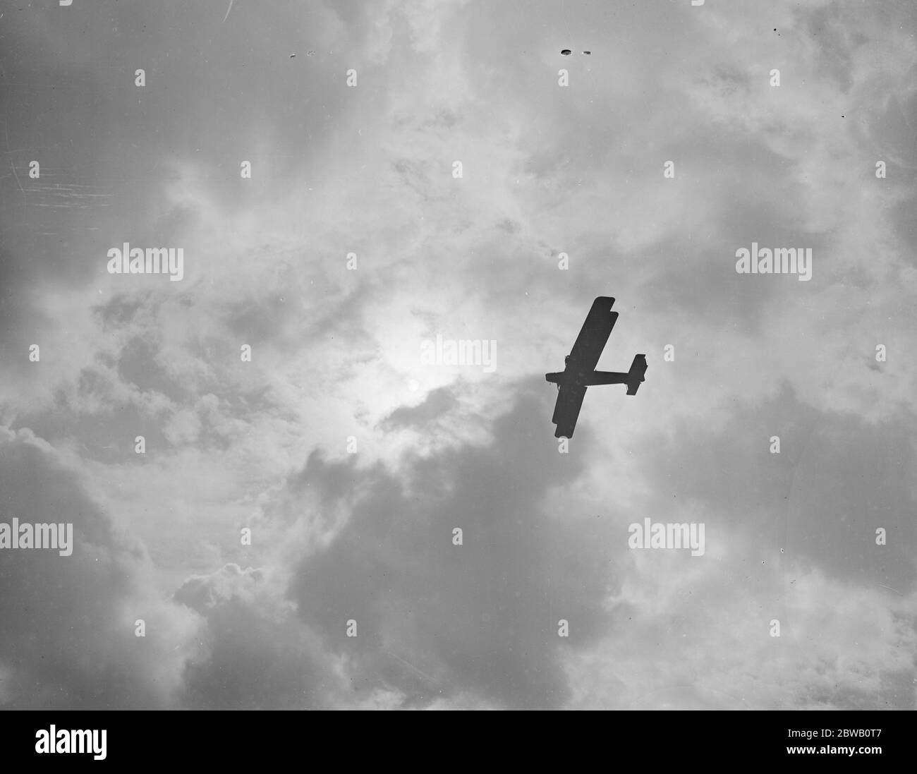 Le bombardier Handley page à la force aérienne de Hendon montré en silhouette aux nuages Banque D'Images