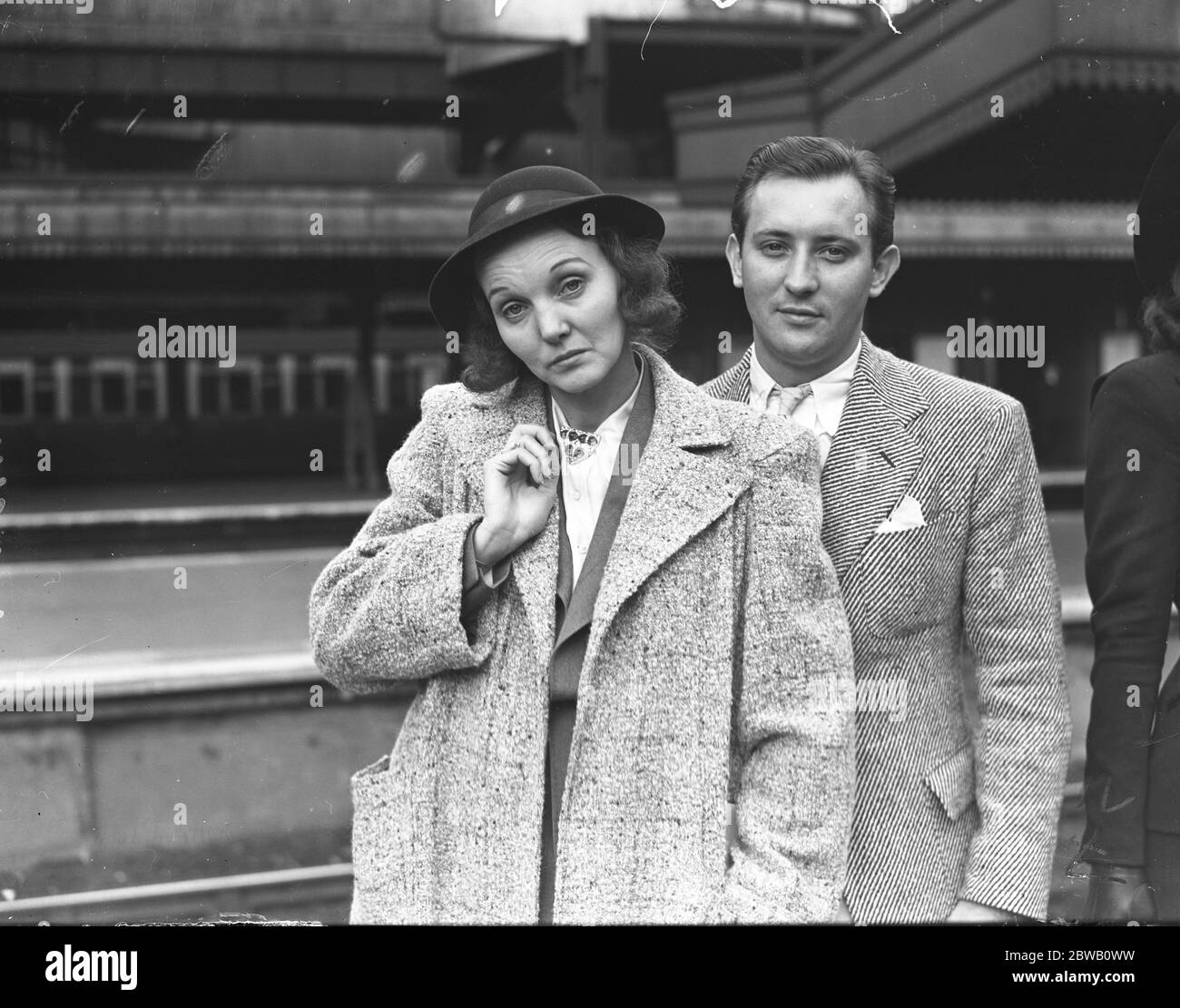 Les stars de cinéma ' doubles ' arrivent à la gare de Paddington , Londres . Mlle Ezelle poule un double pour l' actrice , Zasu Pitts et Earl Haddon un double pour le crooner Bing Crosby . 1938 Banque D'Images