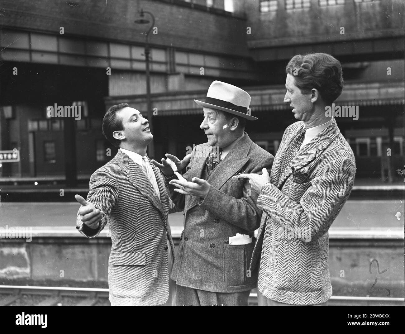 Les stars de cinéma ' doubles ' arrivent à la gare de Paddington . Earl Haddon ( ' Bing Crosby ' ) ( à gauche ) et Tom Herbert ( ' Hugh Herbert ' ) centre . 11 juillet 1936 Banque D'Images