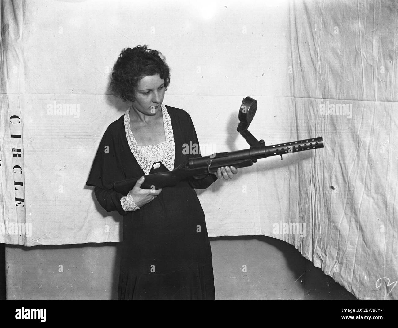 Au RKO Cinema Theatre , Leicester Square , Londres , une collection d'armes de gangster américaines est exposée . Le ' Bergmann Musket ' . Cette arme est utilisée dans une large mesure par les racqueteuses en raison du fait qu'il est raisonnablement facile à manipuler de l'intérieur d'une voiture rapide , etc . Le magazine est connu comme un magazine ' escargot ' , en raison de sa formation . 21 octobre 1931 Banque D'Images