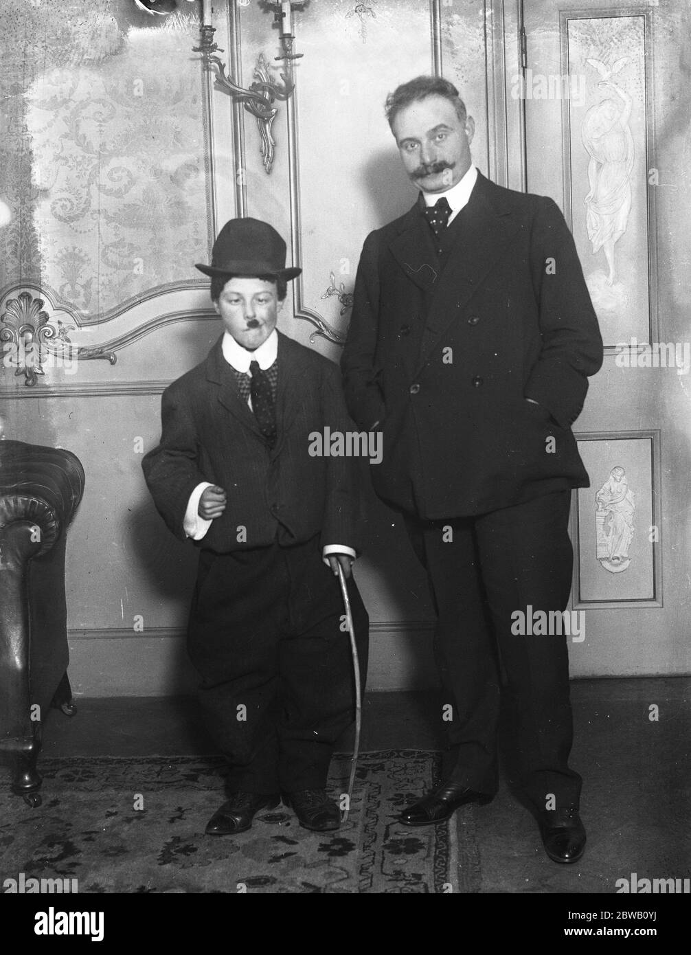 Jeune auteur-compositeur , Edward Stinning avec M. B Feldman l'éditeur de musique . Banque D'Images