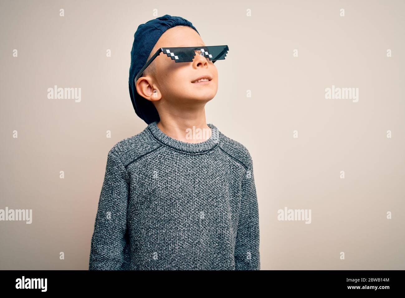 Jeune petit casien de port Internet meme thug Life lunettes sur fond isolé  regardant loin à côté avec le sourire sur le visage, expressio naturelle  Photo Stock - Alamy