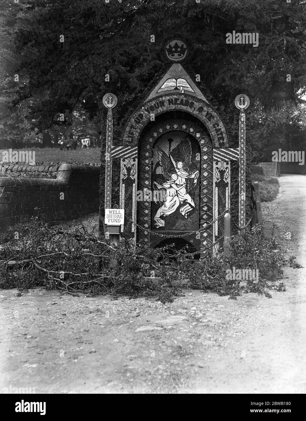 Le fait de dresser les puits à Tissington , Derbyshire , au moyen de pétales de fleurs disposés sur fond d'argile est une coutume annuelle observée le jour de l'Ascension . 29 mai 1930 Banque D'Images