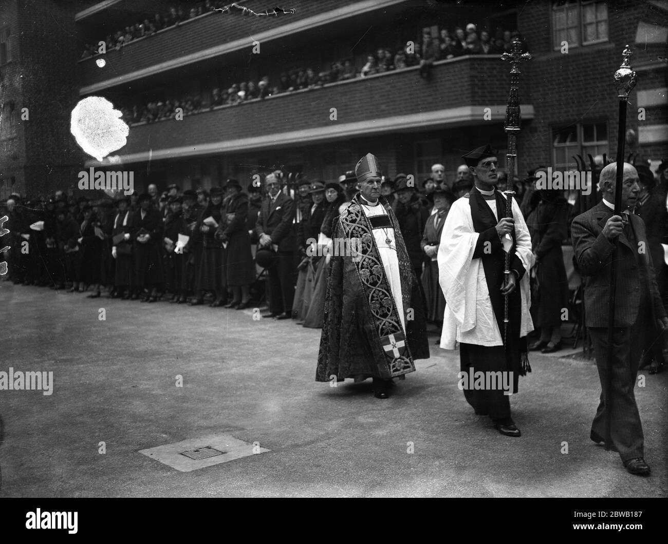 L'archevêque de Canterbury en procession à l'ouverture du nouveau bloc d'appartements de la St Marylebone Housing Association à Earl Street , Lisson Grove , Londres . 9 octobre 1935 Banque D'Images