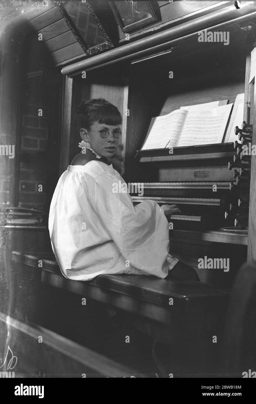 Maître Ivor Keys à l'orgue de l'église paroissiale de St Marys , Littlehampton , Sussex , où il est organiste volontaire . Il joue du piano depuis l'âge de 4 ans. 28 avril 1930 Banque D'Images