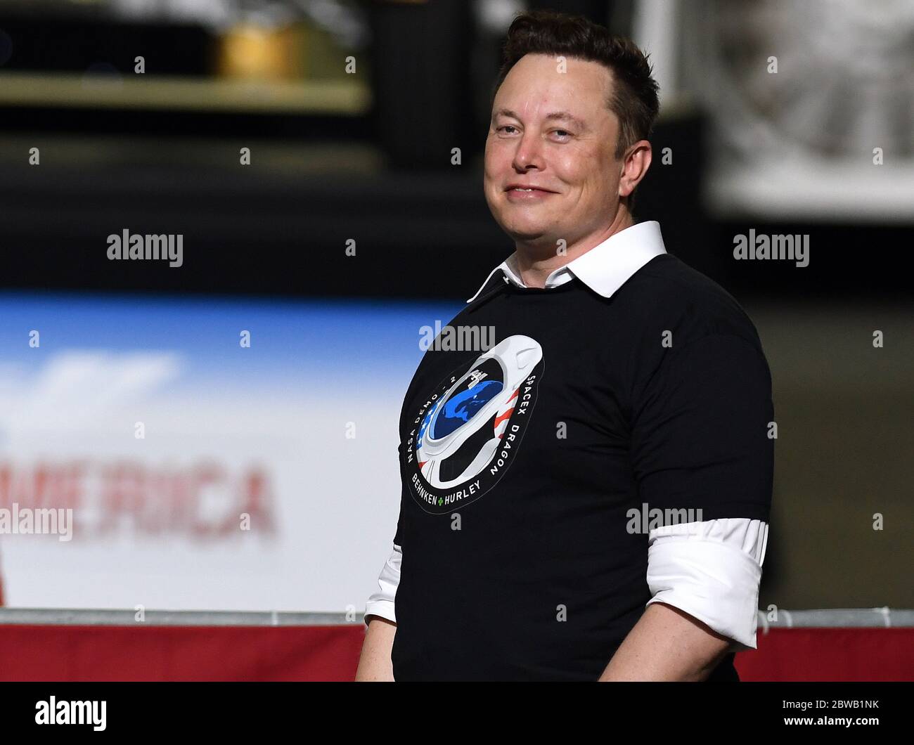 Cape Canaveral, États-Unis. 30 mai 2020. Elon Musk, fondateur de SpaceX, s'intéresse à la reconnaissance du président américain Donald Trump à l'usine de montage de véhicules de la NASA après avoir assisté au lancement réussi d'une fusée Falcon 9 avec l'engin spatial Crew Dragon depuis le PAD 39A du Kennedy Space Center. Les astronautes de la NASA Doug Hurley et Bob Behnken se rendront à l'hôtel Et se débarquez avec la Station spatiale internationale, devenant le premier à se lancer dans l'espace depuis le sol américain depuis la fin du programme de la navette spatiale en 2011. Crédit : SOPA Images Limited/Alamy Live News Banque D'Images