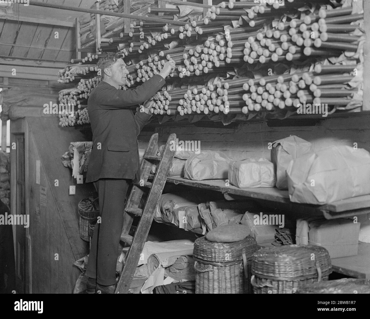 Préparation de la saison de cricket Essex et toute l'Angleterre dans un nouveau rôle Charles Albert George Jack Russell superviser la production de masse . Il est ici de vérifier les chauves-souris 14 mars 1922 Banque D'Images