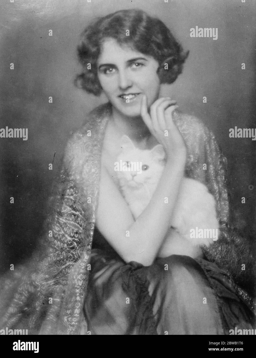 Le plus célèbre danseur de Salome d'Europe à apparaître à Londres Miss Hacdee Pfundmaier , connu sur le continent comme la Belle de Budapest . Ici elle peut être vue avec son chat angora . Elle serait la danseuse Salome la plus célèbre d'Europe le 17 février 1923 Banque D'Images