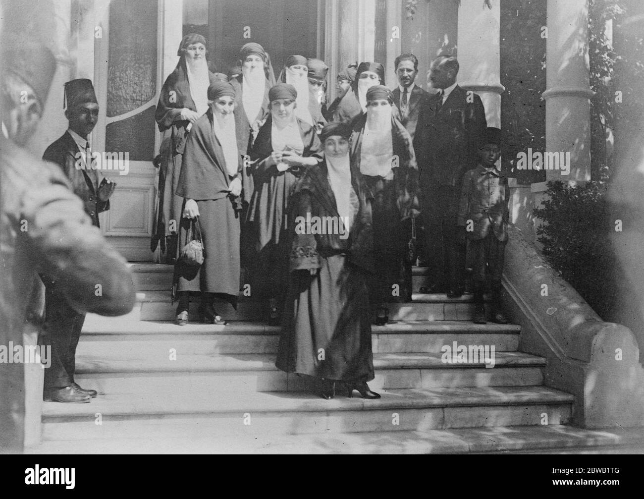 Madame Zaghloul à rejoindre son mari à Gibraltar Madame Zaghloul en face de l'hôtel Casino Palace , dit Port avant de partir pour rejoindre son mari à Gibraltar 16 octobre 1922 Banque D'Images
